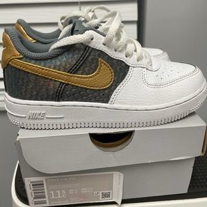 Air Force 1 se size kids 11.5